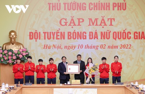 Prime Minister meets Vietnamese women’s football team - ảnh 1