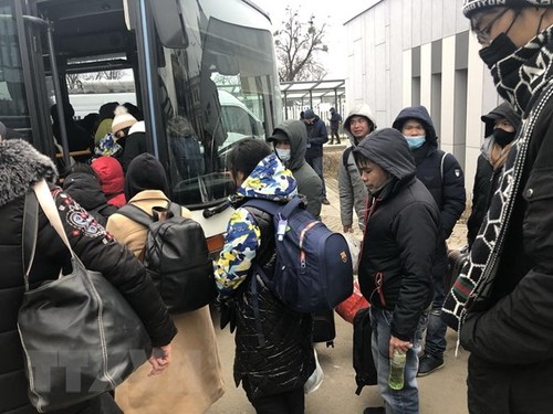 Vietnamese Embassy in Romania ensures best possible conditions for Vietnamese evacuees from Ukraine  - ảnh 1