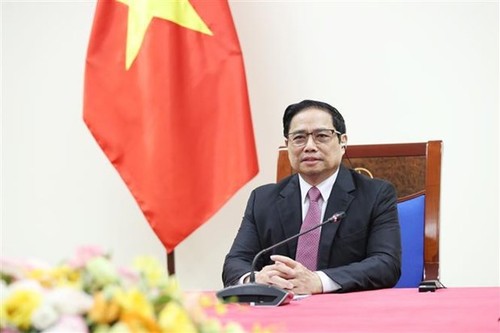 Prime Minister holds phone talks with COVAX Managing Director - ảnh 1