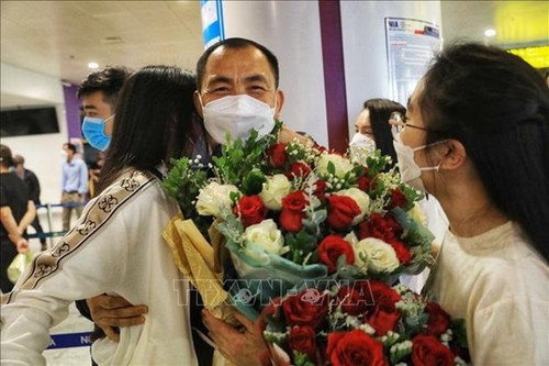 Another 259 Vietnamese from Ukraine arrive home on flight from Poland - ảnh 1