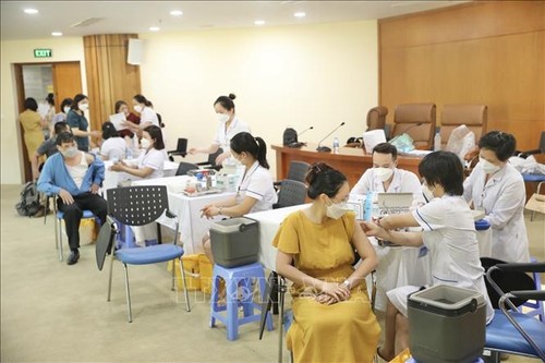 Vietnam reports 900 COVID-19 cases on Thursday - ảnh 1