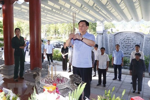 NA Chairman offers incense at historical relic sites in Ha Tinh, Nghe An - ảnh 1