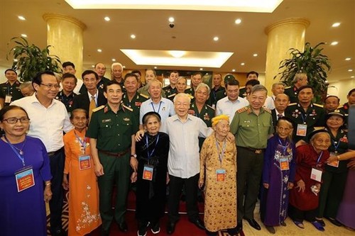 Party chief meets national contributors - ảnh 1