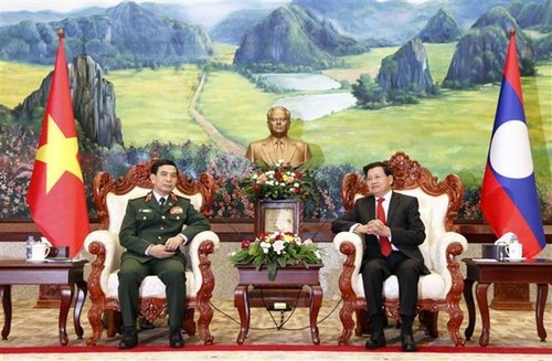 Lao leaders welcome visiting defense minister of Vietnam - ảnh 1