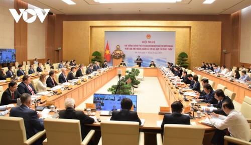 PM urges to make Vietnam a center of the global value chain - ảnh 1