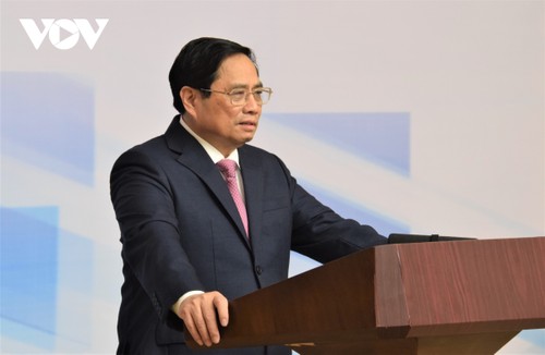 PM urges to make Vietnam a center of the global value chain - ảnh 2