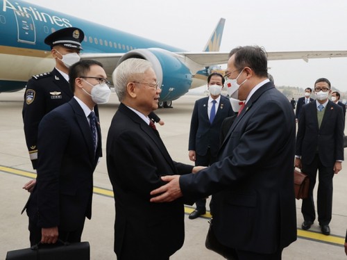 Party leader arrives in Beijing, starting China visit - ảnh 1