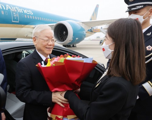 Party leader arrives in Beijing, starting China visit - ảnh 2