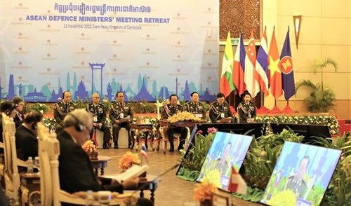 Maintaining peace, stability in East Sea high on agenda of ADMM Retreat - ảnh 1