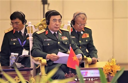 Maintaining peace, stability in East Sea high on agenda of ADMM Retreat - ảnh 2