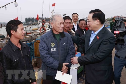 NA leader pays pre-Tet visit to fishermen, needy people in Quang Binh - ảnh 1