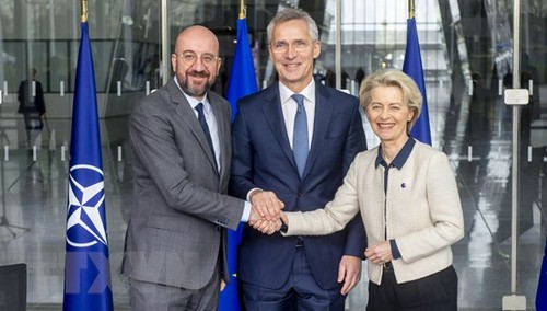 NATO, EU leadership sign third joint declaration - ảnh 1