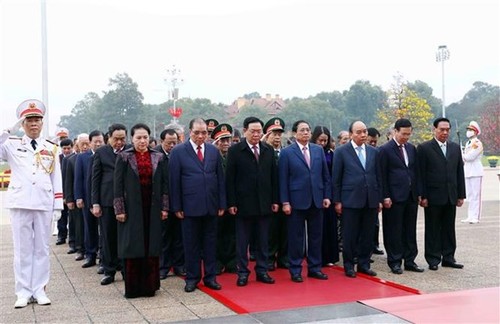 Leaders pay tribute to President Ho Chi Minh on Tet occasion - ảnh 2