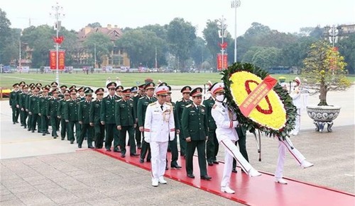 Leaders pay tribute to President Ho Chi Minh on Tet occasion - ảnh 3