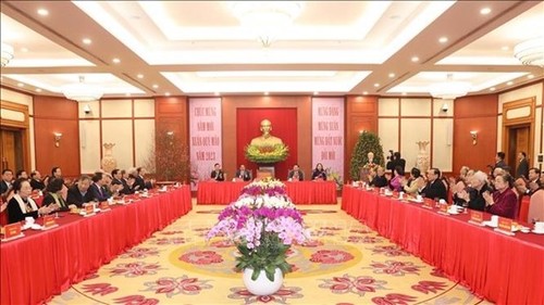 Party General Secretary meets Party, State leaders, former leaders ahead of Tet - ảnh 2