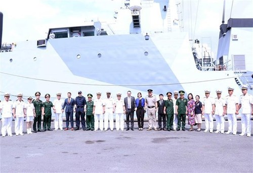 British naval patrol vessel pays friendly visit to HCM City - ảnh 2