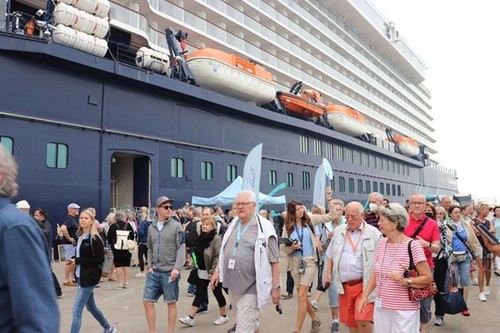 Cruise ship brings nearly 2,000 visitors to Quang Ninh - ảnh 2