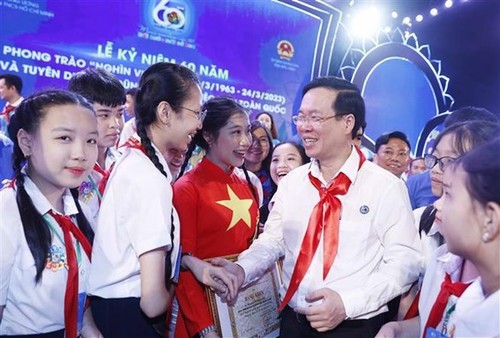 President honours outstanding children in "A Thousand of Good Deeds" movement - ảnh 1