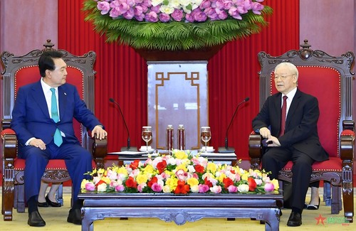 Party leader Nguyen Phu Trong receives RoK President - ảnh 1