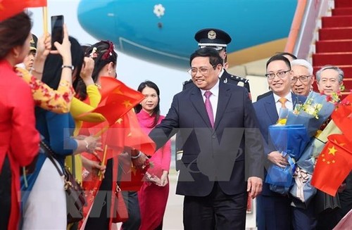 PM Pham Minh Chinh arrives in Beijing, starts official visit to China - ảnh 1