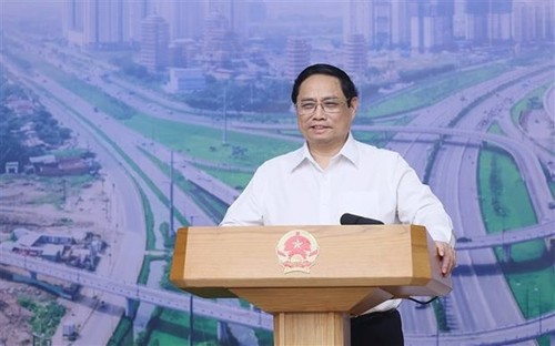PM urges settlement of site clearance, material problems of transport projects - ảnh 1