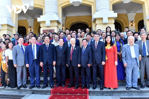 Party leader urges Vietnamese artists to further contribute to national development - ảnh 2