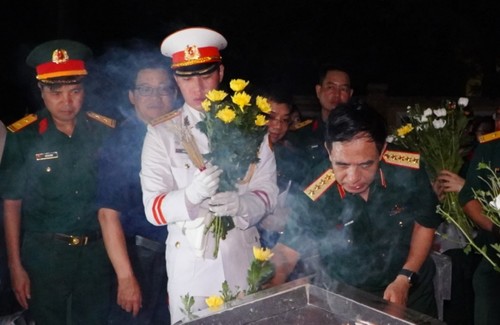 Incense burning in tribute to war martyrs - ảnh 1
