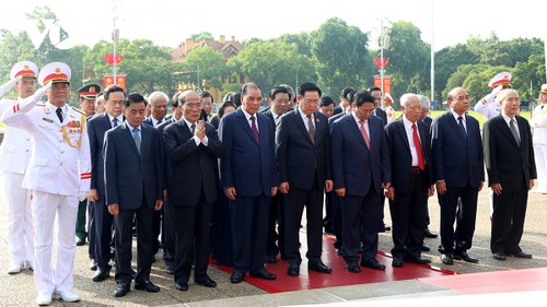Party, State leaders commemorate war martyrs, President Ho Chi Minh - ảnh 1