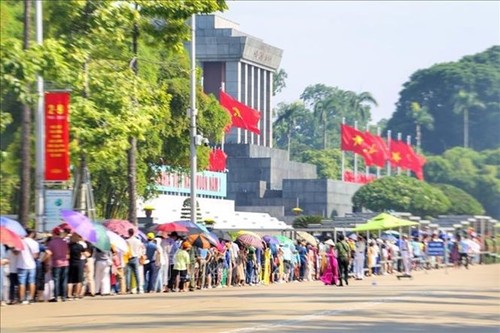 Ho Chi Minh Mausoleum welcomes nearly 33,000 visitors on National Day - ảnh 1