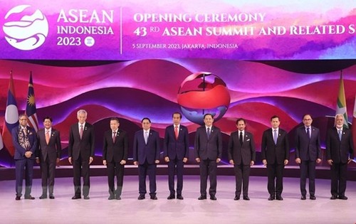 43rd ASEAN Summit opens in Jakarta - ảnh 1