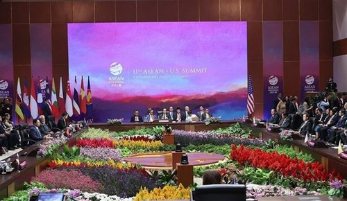 PM attends ASEAN summits with Plus Three countries, US, Canada - ảnh 2