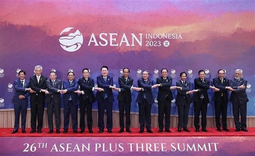 PM attends ASEAN summits with Plus Three countries, US, Canada - ảnh 1
