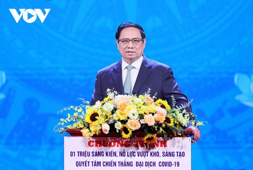 PM lauds initiatives helping Vietnam overcome pandemic - ảnh 1
