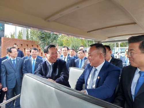 President meets with Vietnamese representative agencies in Beijing - ảnh 2