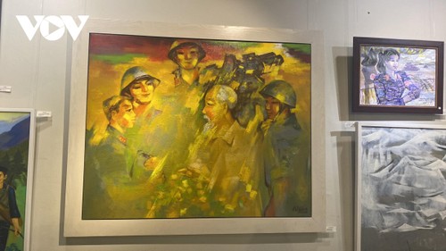 Hanoi exhibition spotlights Vietnamese soldiers at war and in peace time - ảnh 1