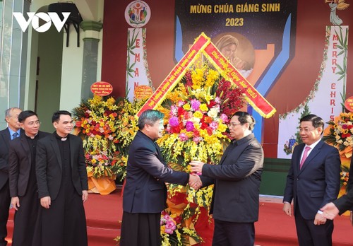 PM extends Christmas greetings to Catholics in Bac Giang - ảnh 1