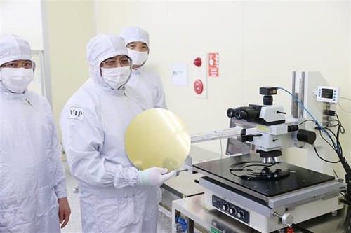 PM visits northern region's first semiconductor chip factory in Bac Giang - ảnh 1