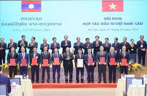 Vietnamese, Lao PMs co-chair bilateral investment cooperation conference in Hanoi - ảnh 2