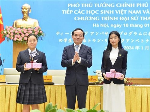 Deputy PM receives Vietnamese, Japanese students - ảnh 1