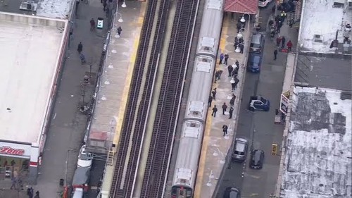 New York subway shooting kills one after brawl erupts on train - ảnh 1