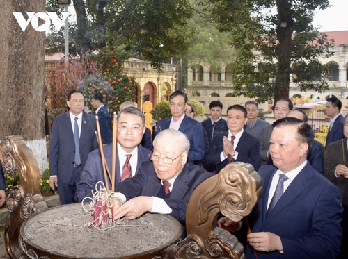Party leader offers incense at Thang Long Imperial Citadel - ảnh 1