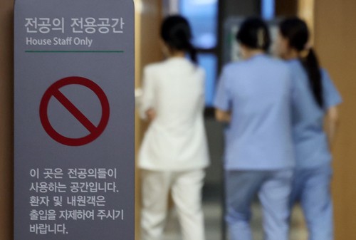 South Korea's Yoon says won't back down over medical reforms as doctors strike - ảnh 1