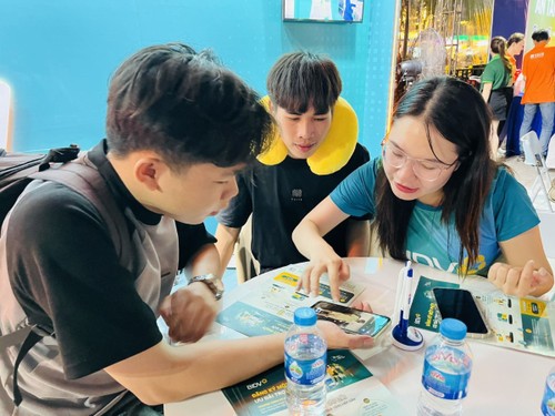 Cashless Day Festival launched in HCM City - ảnh 1