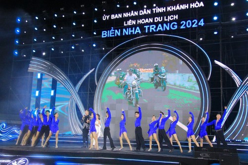 2024 Nha Trang Beach Tourism Festival draws a large number of visitors - ảnh 1