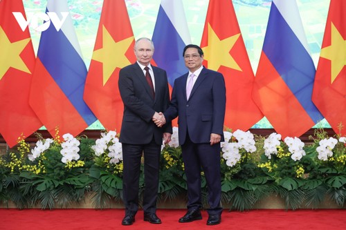 Prime Minister Pham Minh Chinh meets Russian President Vladimir Putin - ảnh 1