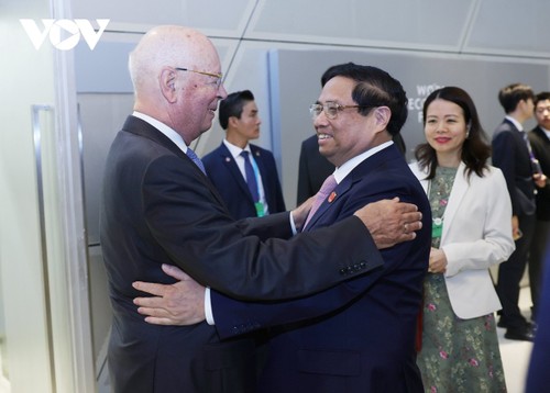 WEF leader Schwab hails Vietnam as role model in Fourth Industrial Revolution - ảnh 1
