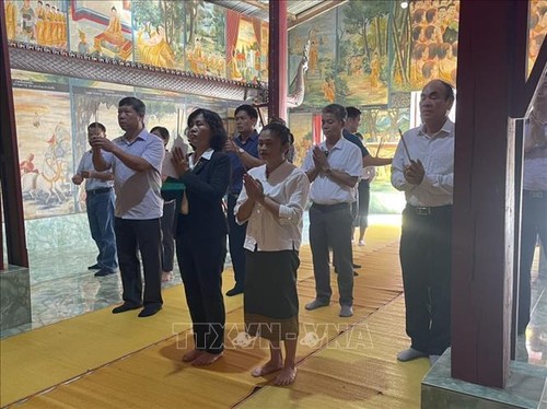Lễ dâng hương tại kỷ niệm 75 năm ngày Thương binh – Liệt sĩ tại LuangPrabang (Bắc Lào) - ảnh 1