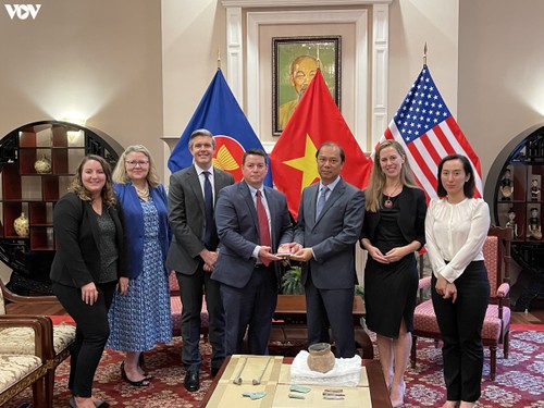 Đại sứ quán Việt Nam tiếp nhận hiện vật, cổ vật văn hoá từ Cục Điều tra Liên bang Mỹ - ảnh 1