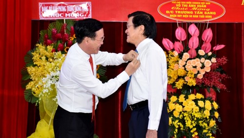 Nguyên Chủ tịch nước Trương Tấn Sang nhận huy hiệu 50 năm tuổi Đảng - ảnh 1