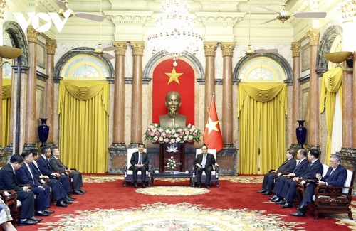 Chủ tịch nước Nguyễn Xuân Phúc tiếp Viện trưởng Viện Kiểm sát nhân dân tối cao Lào - ảnh 1